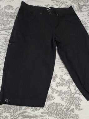 DASH Black Cotton Pull-on Cargo Capris Size Medium EUC